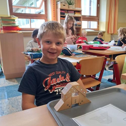 ein Junge hat aus Bauklötzen ein A gebaut