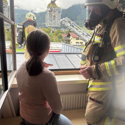 " Schülerinnen warten beim offenen Fenster auf ihre Bergung