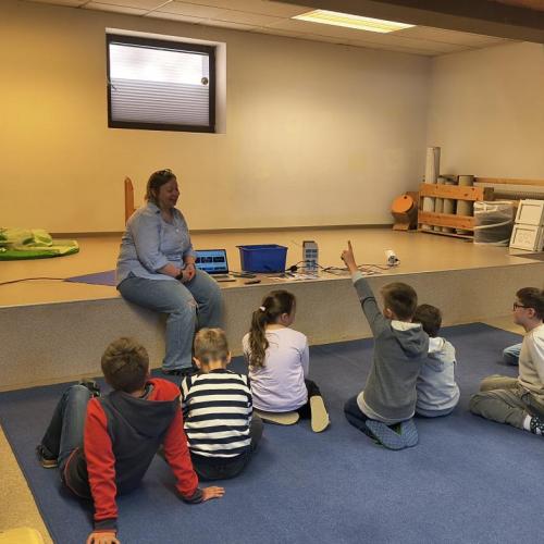 Kinder sitzen am Boden