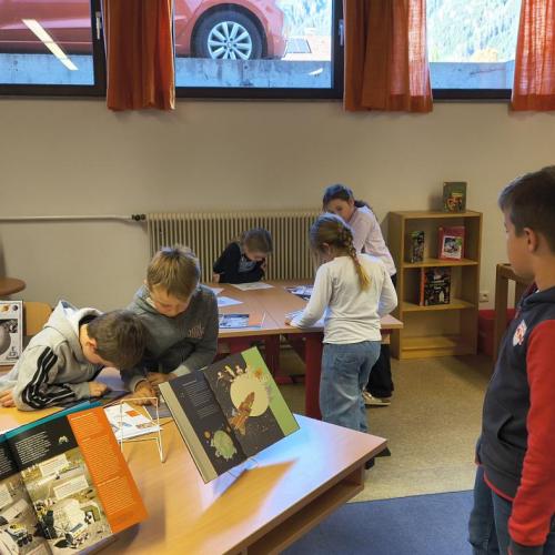 Kinder schauen Bücher an