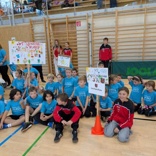 SchülerINnen der 3 teilnehmenden Klasse der Schule bei der Begrüßund in der Sporthalle Reutte