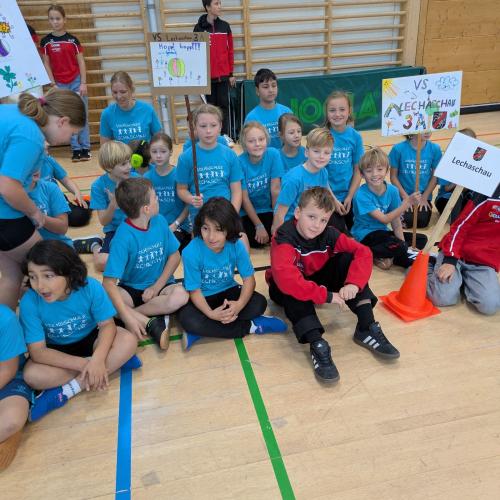 SchülerINnen der 3 teilnehmenden Klasse der Schule bei der Begrüßund in der Sporthalle Reutte