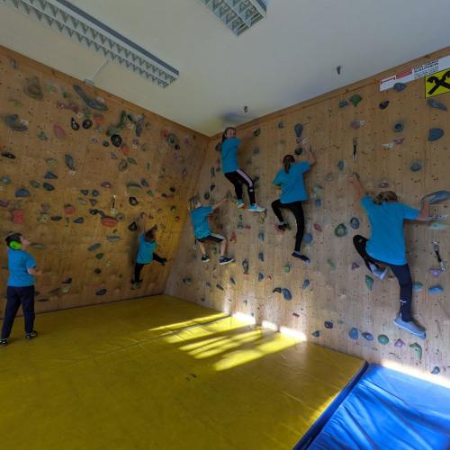 In einer Spielpause durften die Kinder im Boulderraum der MS Königsweg ein bisschen klettern