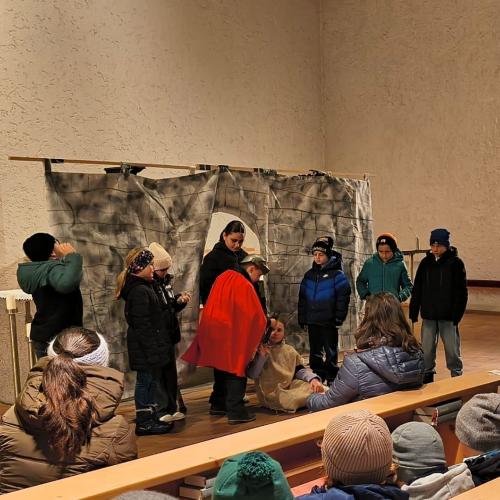 SchüerInnen der 3b Klasse spielen in der Kirche ein Martinsspiel auf