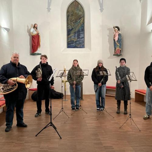 Jungbläser der Musikkapelle Lechaschau im Seitenaltar der Lechaschauer Kirche