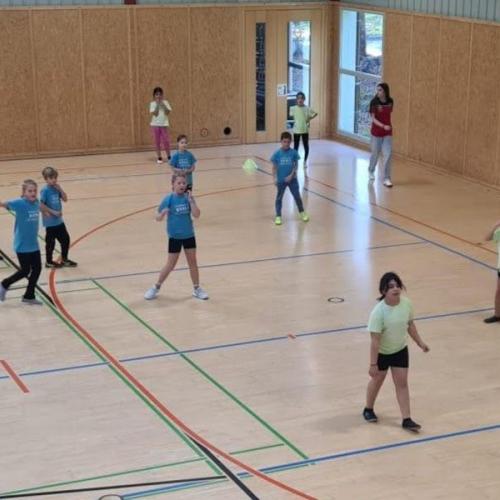 8 Kinder der 3a Klasse (in blauen T-Shirts)beim Spiel gegen eine Mannschaft der Volksschule Archbach.( in grünen T-Shirts)