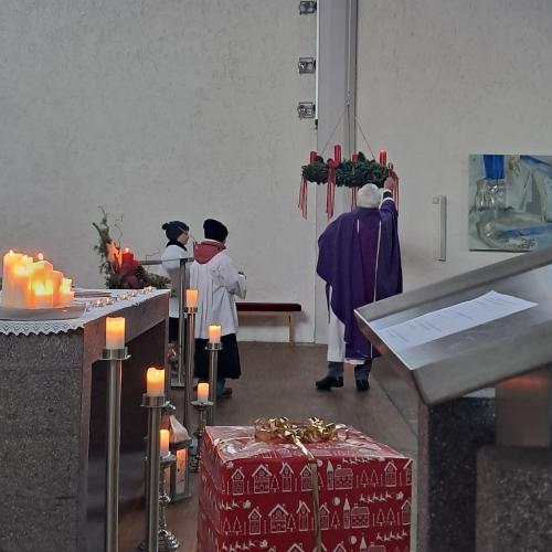 Dekan mit Adventkranz