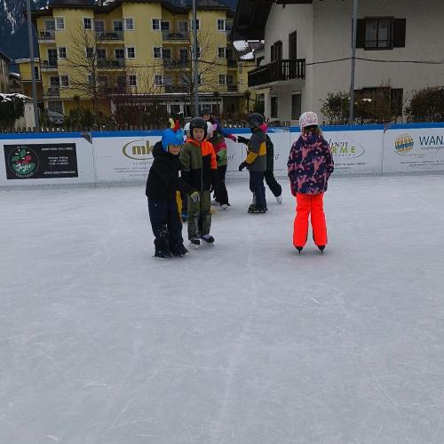 Kinder auf dem Eis