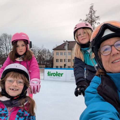 die Lehrerin und ein Kind werden sitzen auf den Bären und werden  von jeweils einem Kind geschobens einem anderen 
