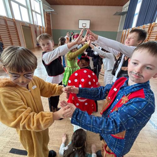 Polonaise im Turnsaal im Fordergrund ein Cowboy und ein Löwe