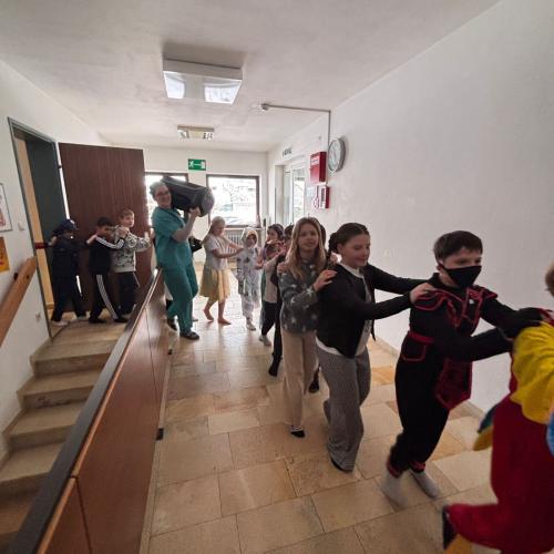 Polonaise am Gang durchs Schulhaus