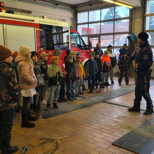 Polizist spricht zu Kindern