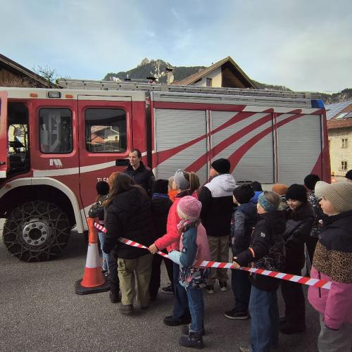 Kinder mit Polizei beim Feuerwehrauto