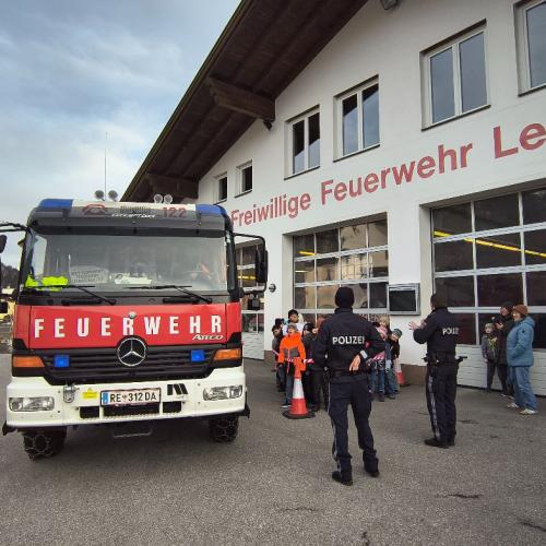 Polizisten und Feuerwehrauto