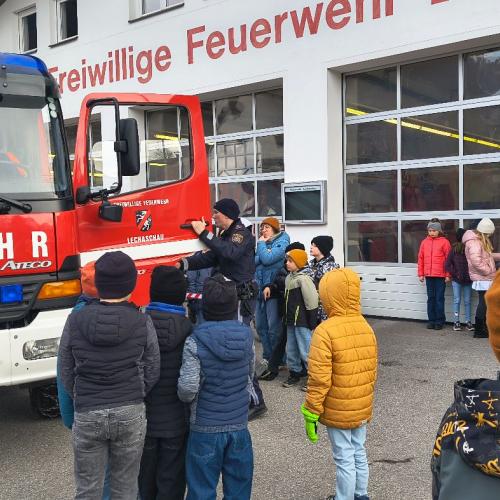 Kinder vor dem Feuerwehrauto