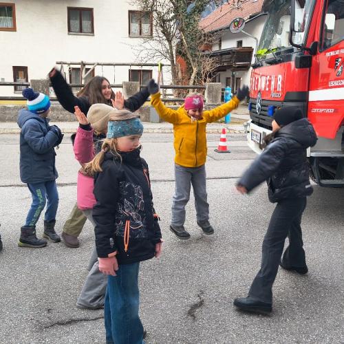 Kinder vor dem Feuerwehrauto