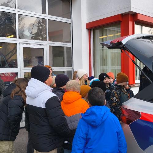 Kinder beim Polizeiauto