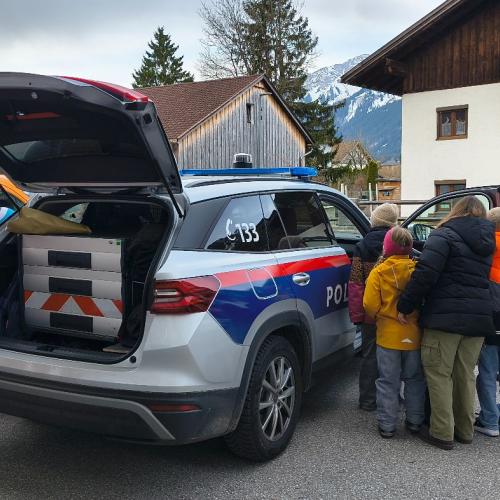 Kinder beim Polizeiauto