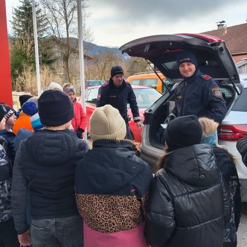 Kinder erhalten Kinderpolizeiausweise