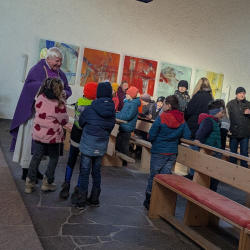 Dekan Franz Neuner gibt den Kindern der 1. und 2. Schulstufe den Segen