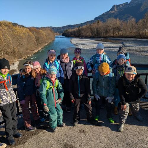 Klassengruppenbild auf der Lechbrücke von Lechaschau bei strahlendem Sonnenschein