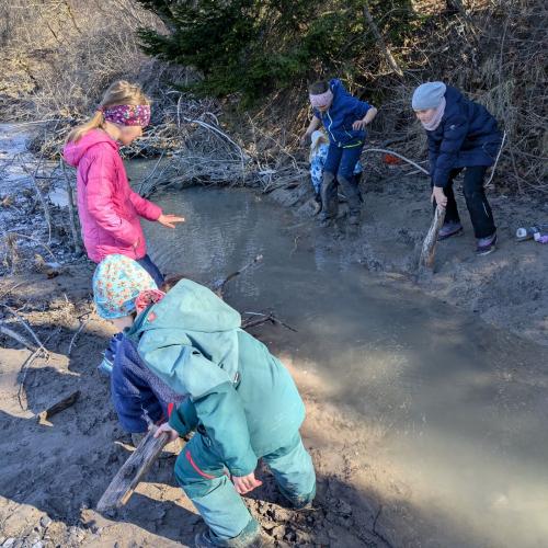 5 Kinder bauen im Uferbeieich des Lechs ein Biberrevier nach
