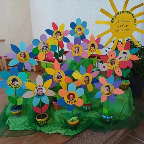 Papierblumen mit den Fotos der Erstkommunionkinder als Blütenmitte