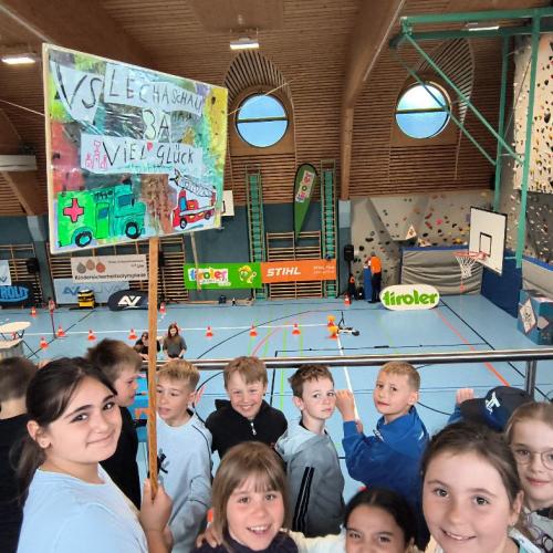 Die Kinder der 3b stehen auf der Tribüne mit rollen selbstgebastelten Plakazen zum ANfeuern!