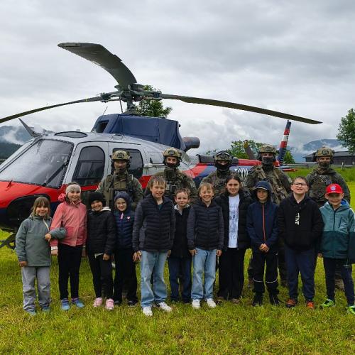 Die Kinder der 3b posieren vor dem Polizeihubschrauber