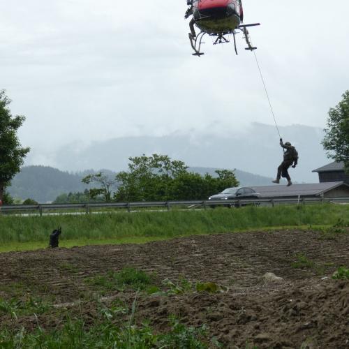 Bei einer Vorführung der Cobra lässt sich ein Polizist vom Hubschrauber abseilen