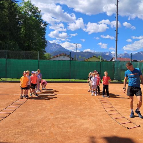 Tennisplatz Lechaschau - die Kinder stehen in zwei Reihen aufgestellt