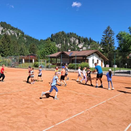 ennisplatz in Lechaschau - alle Kinder der Klasse bewegen sich auf dem Platz