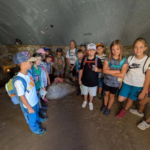 In einem Raum der Ruine stehen alee Kinder der Klasse vor dem Schwert, das in einem Stein steckt - das Rätsel wurde gelöst!