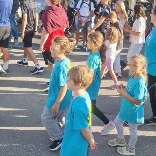 Die Kinder mit den türkisen Shirts beim Rotarierlauf 