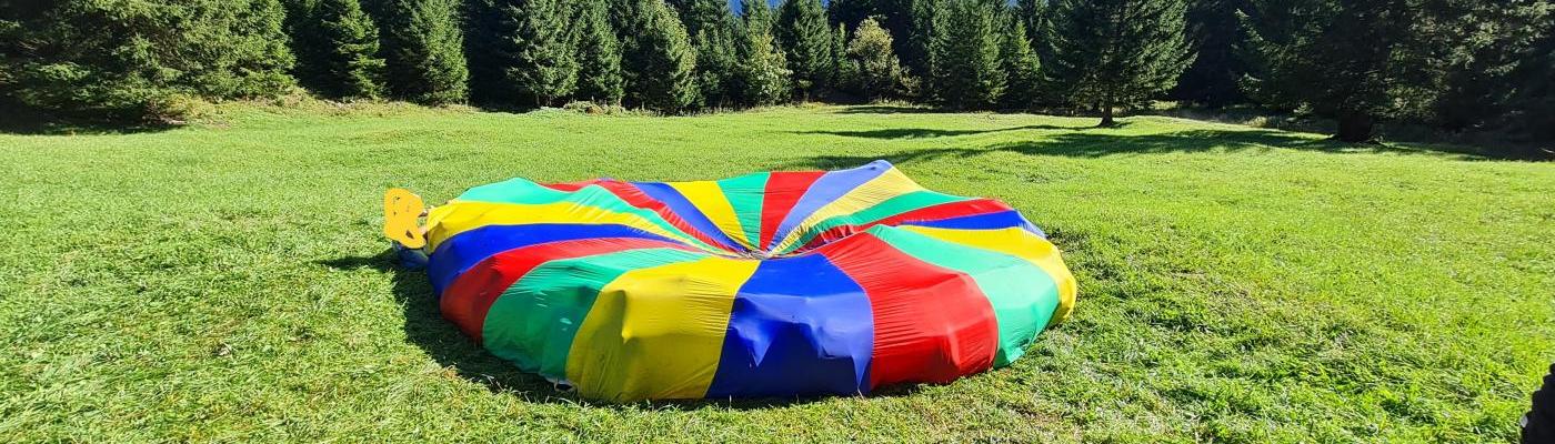 Kinder unter dem Regenbogentuch