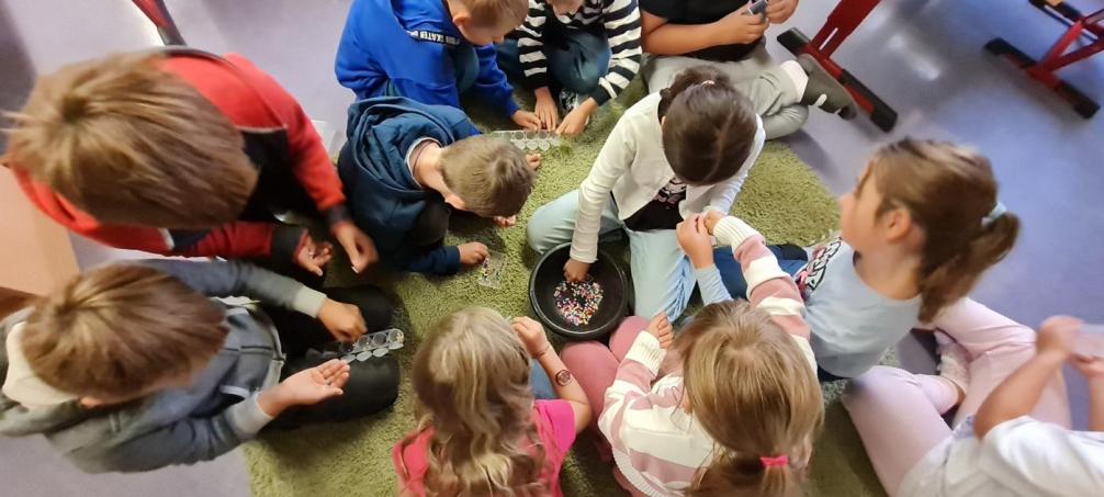 Kinder sitzen am Boden