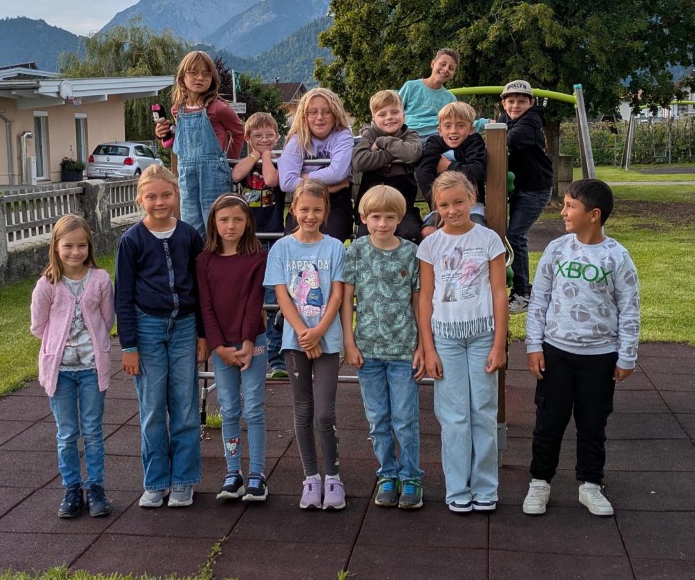 1. Schultag 3a - alle Kinder stehen auf oder beim Klettergerüst im Schulhof