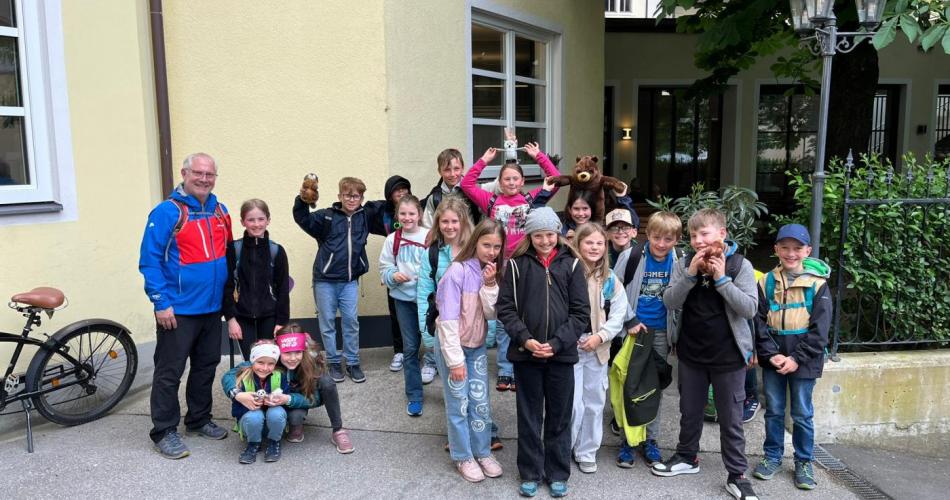 Die KInder ker Klasse vor einm gelben Haus in Innsbruck