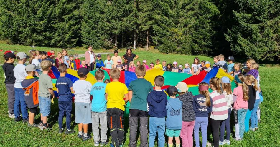 Kinder mit dem Regenbogentuch