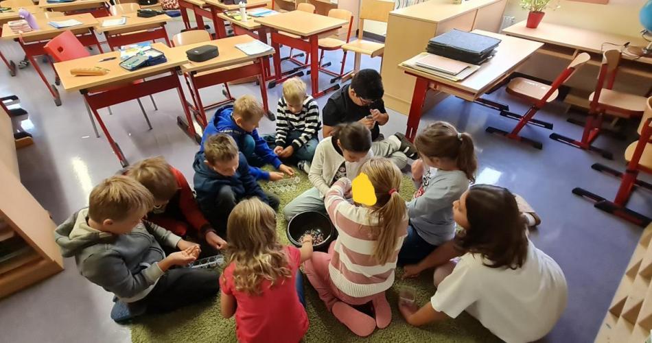 Kinder sitzen am Boden