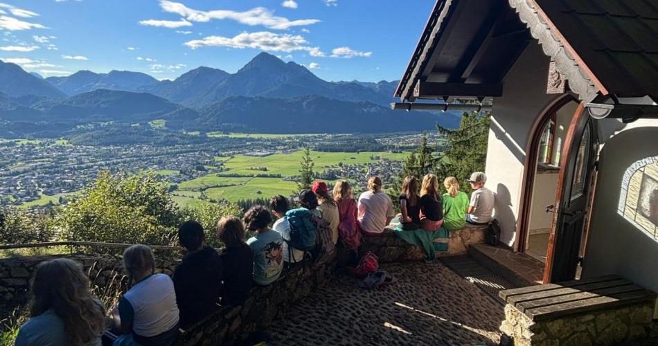Die Costarieskapelle ober Lechashcau  be strahlend blauem Himmel und vor der Kapelle stehen die SchülerInnen der 4. Klasse