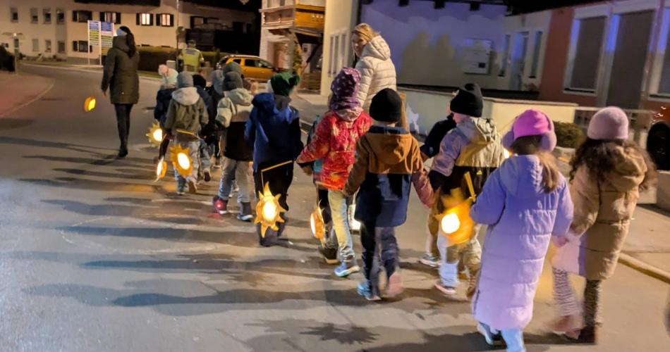 Die Kinder der 1. Klasse ziehen mit ihren Laternen durch Lechaschau