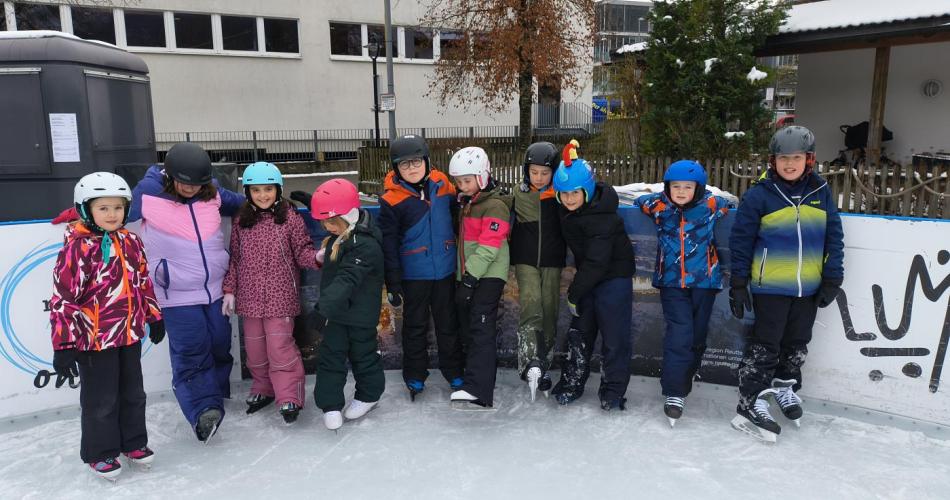 Kinder auf dem Eislaufplatz
