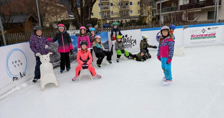 Alle Kinder der 3a Klasse stehen in einem Eck des EIslaufplatzes in Reutte für ein Gruppenbild