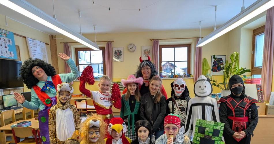 Gruppenbildder 3a in der Klasse - alle Kindersind maskiert: Löwe, Prinzessin, Ninja, Wednesday, Creeper, Sensenmann ,,,,