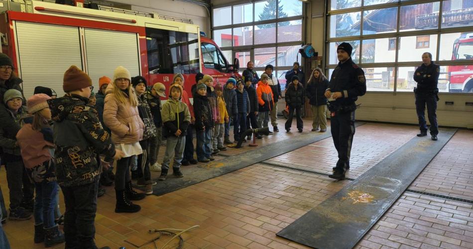 Kinder hören den Polizisten zu