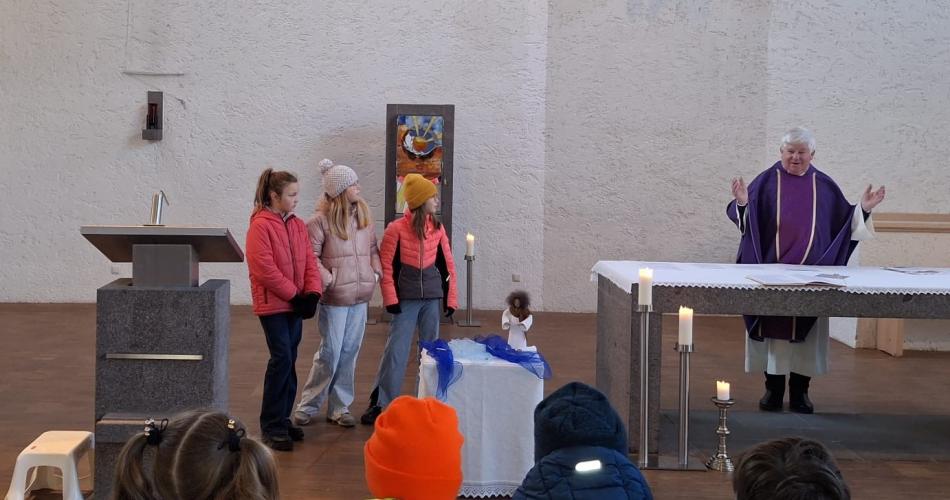 Kirche Lechaschau, hinter dem Altar steht Dekan Franz Neuner, links von ihm 3 Kinder, die etwas vorgelesen und ein "Bild" gelegt haben