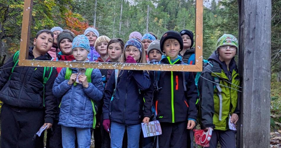 Wasserfallweg Ehrwald - Bilderrahmen vor dem - leider ohne Wasser - Wasserfall mit allen Kindern der Klasse